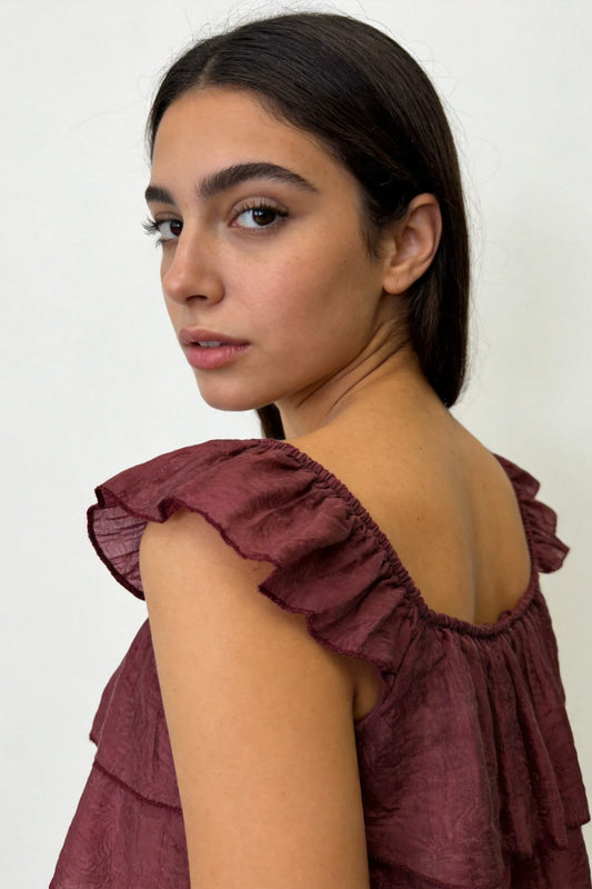 Detalle escote recto y volantes blusa burdeos tirantes anchos - Zeyala