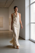 Vestido largo satinado beige cuello halter cierre botones - Zeyala