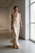 Vestido largo satinado beige con cuello halter, vista frontal completa