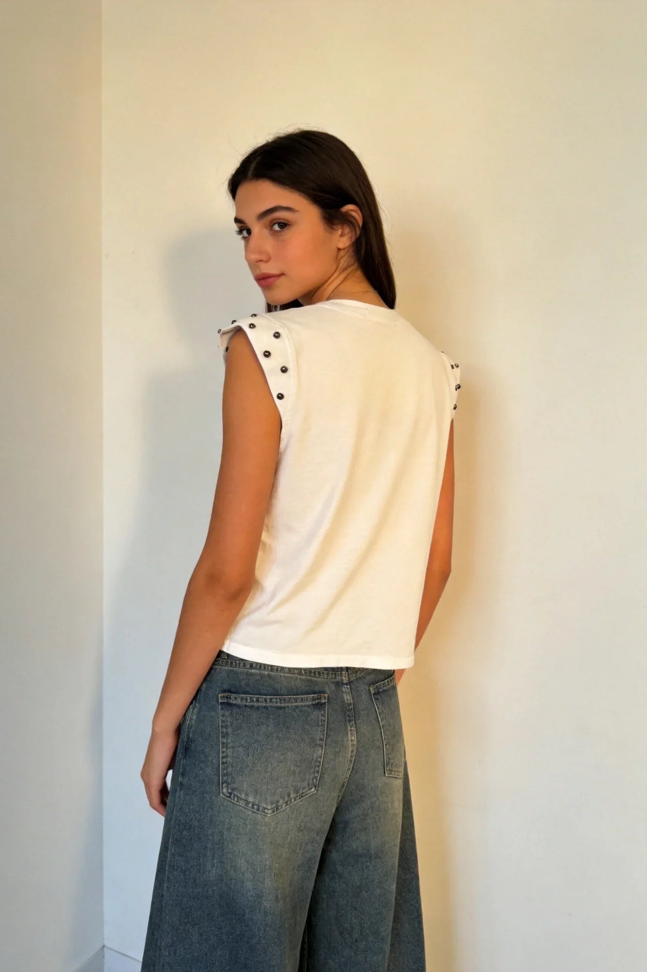 Camiseta blanca sin mangas con detalle de tachuelas en el hombro - Zeyala