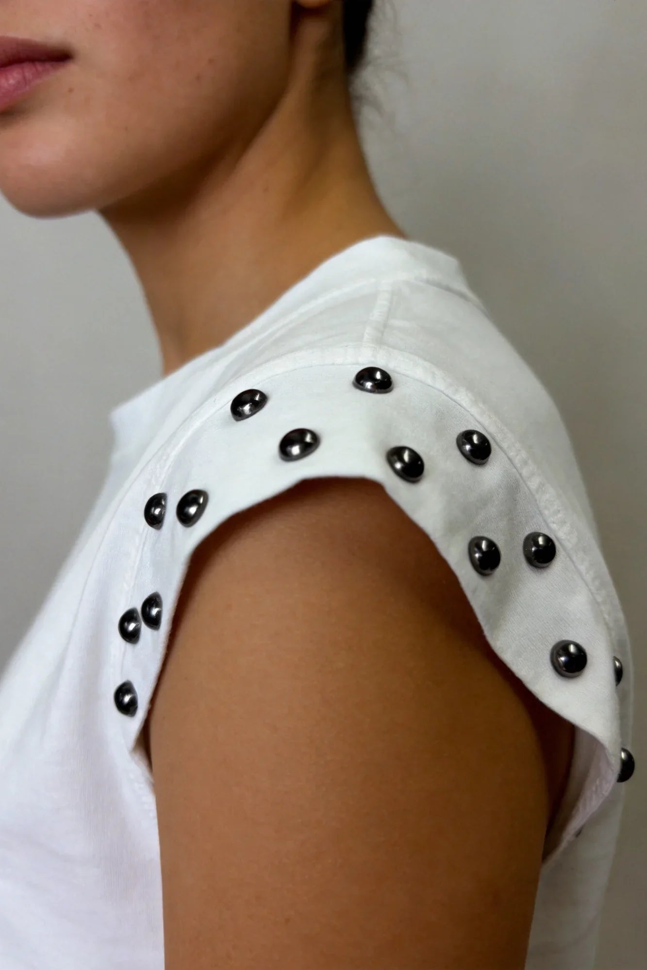Camiseta blanca sin mangas con detalle de tachuelas en el hombro - Zeyala