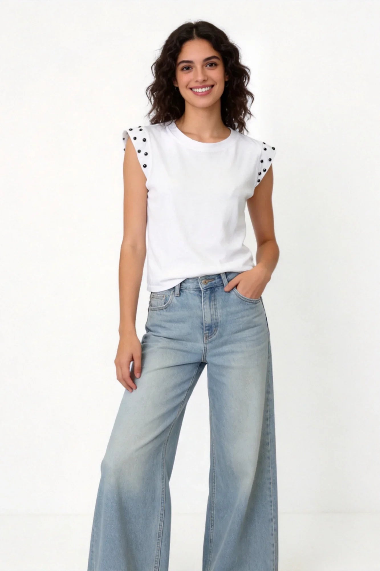 Camiseta blanca sin mangas con detalle de tachuelas en el hombro - Zeyala