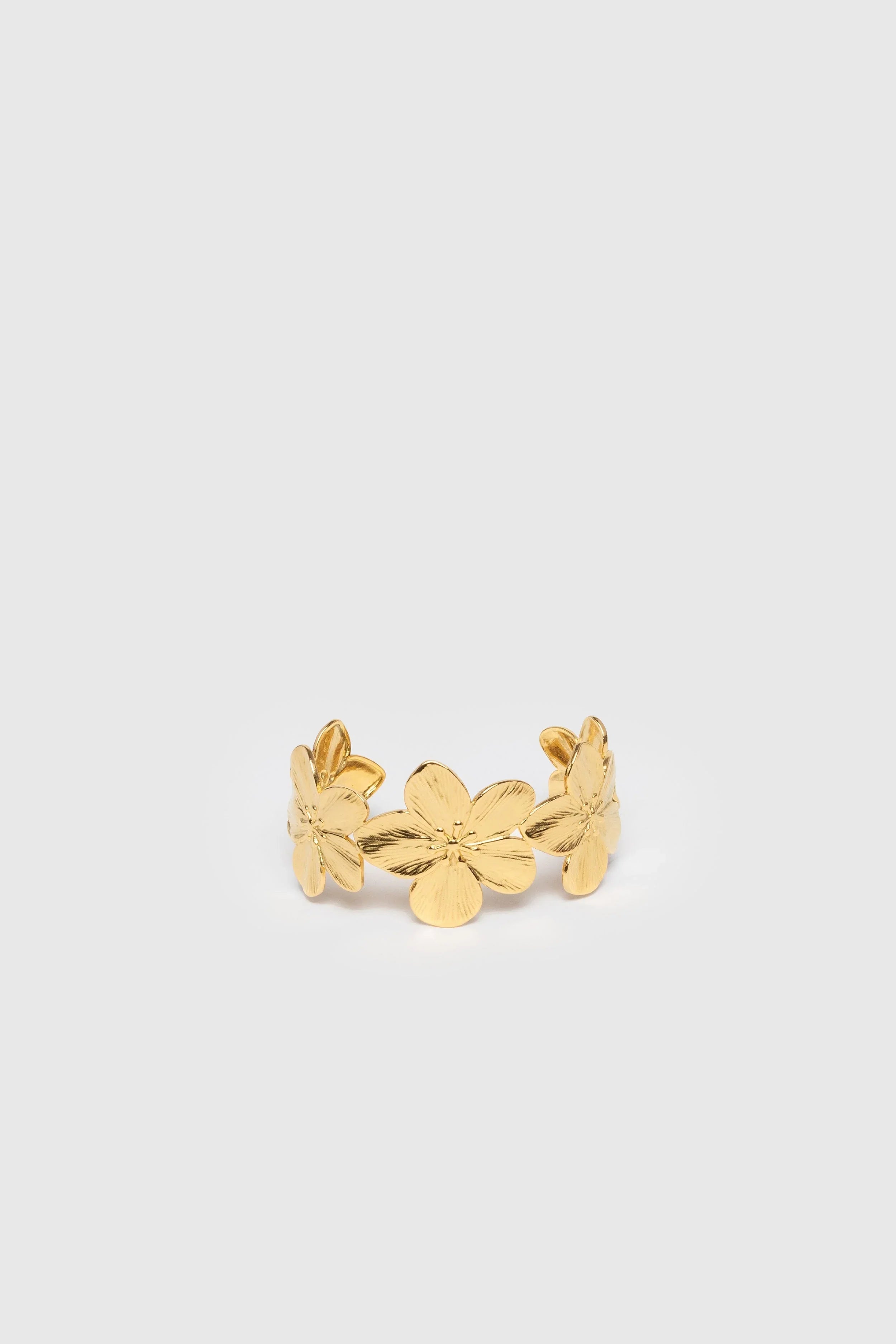 Pulsera dorada con motivo floral en acero inoxidable