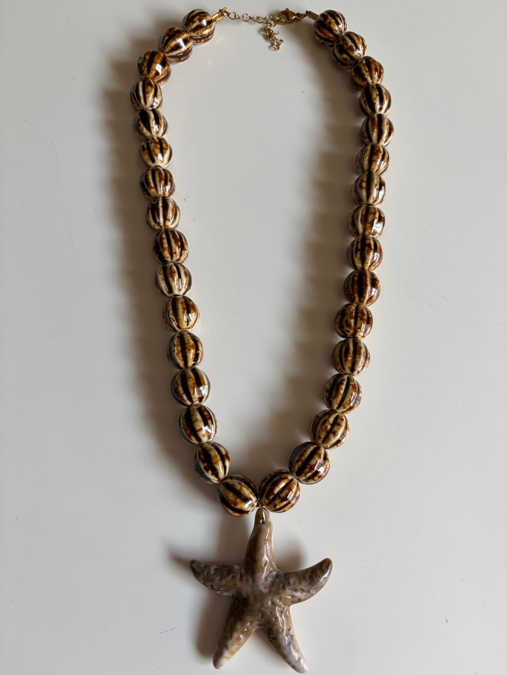 Collar artesanal de cerámica con estrella de mar marfil, inspiración marina | Zeyala