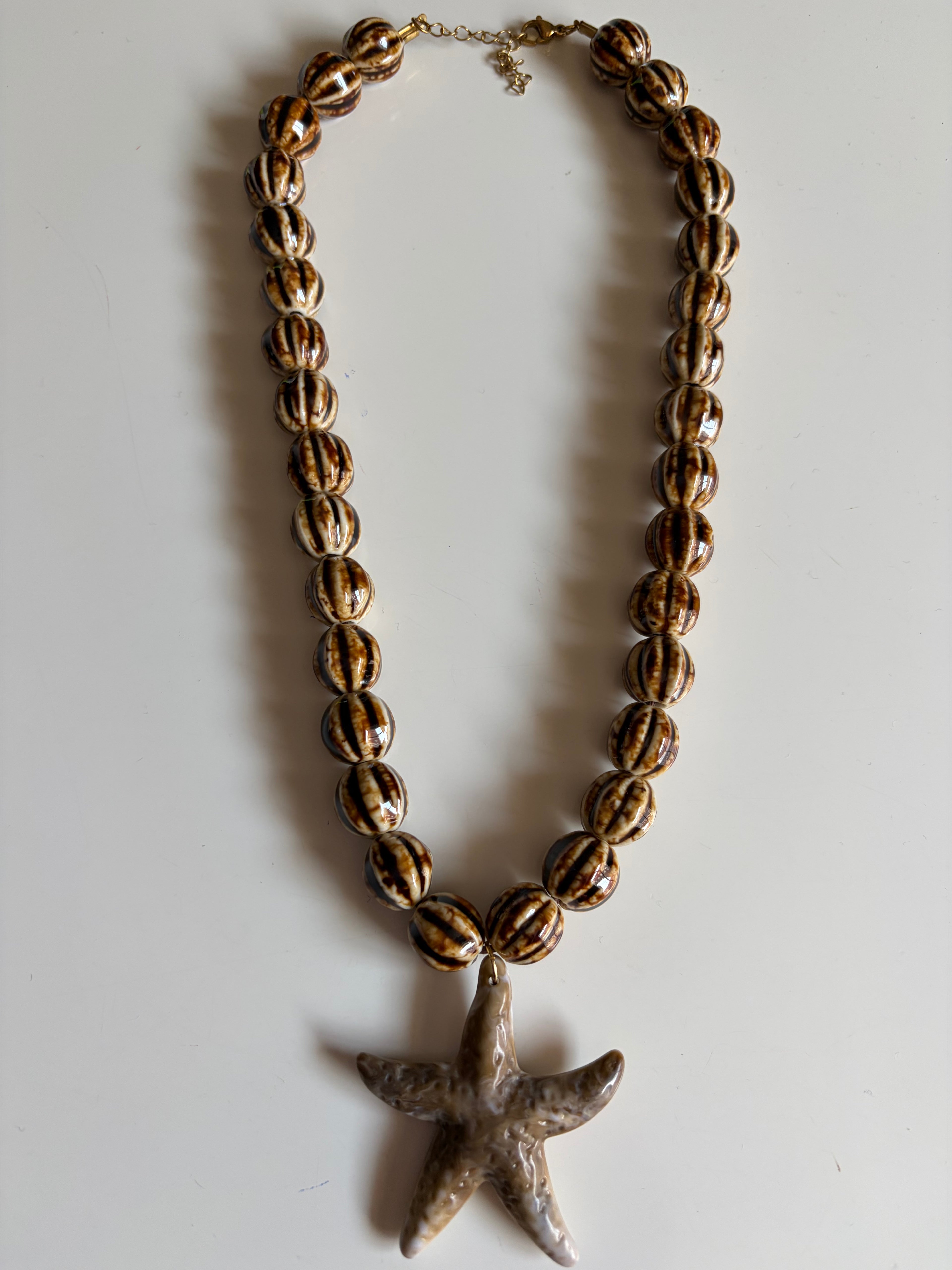 Collar artesanal de cerámica con estrella de mar marfil, inspiración marina | Zeyala