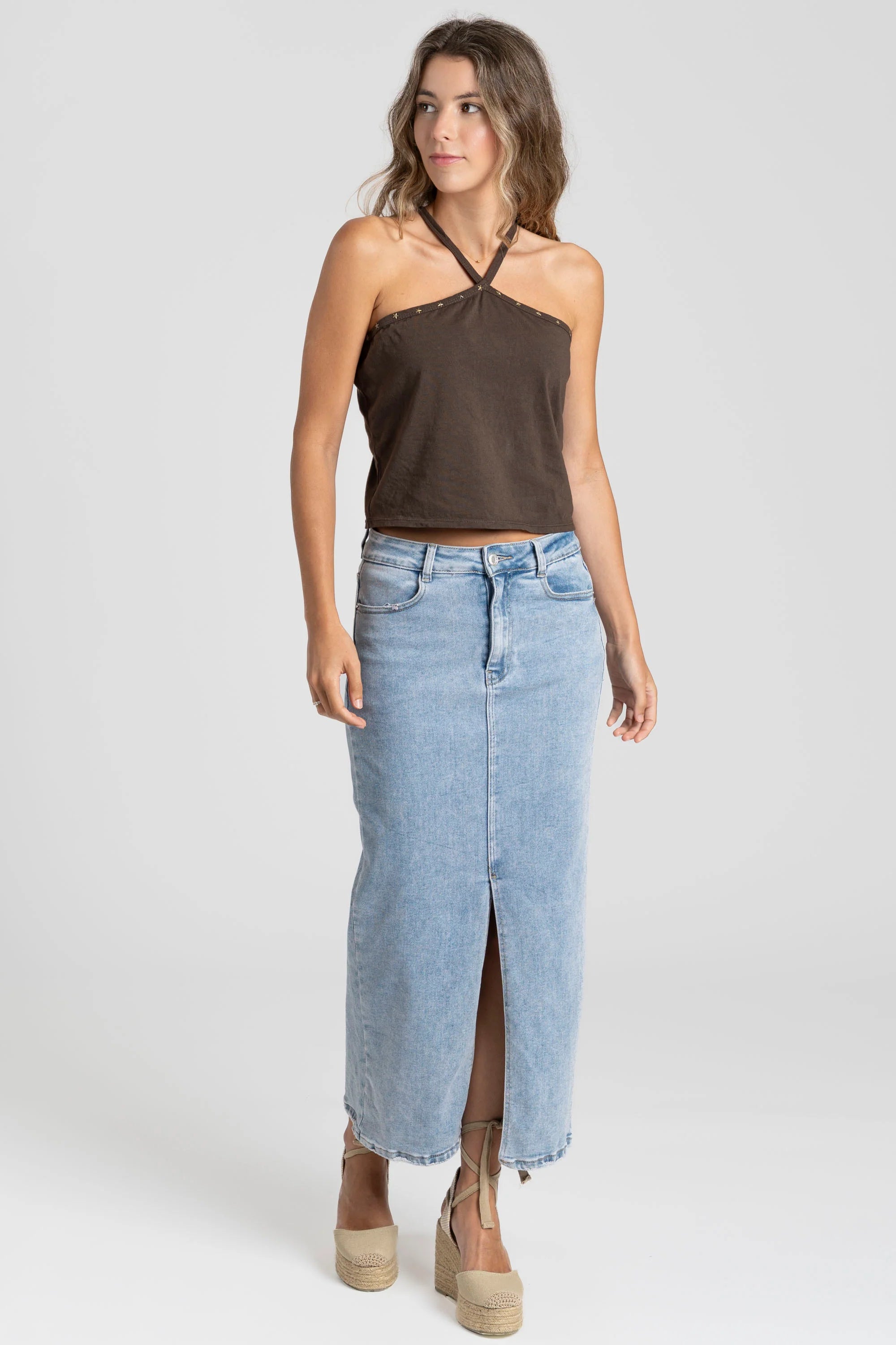 Top tirantes marrón con detalle de estrellas, look verano mujer - Zeyala
