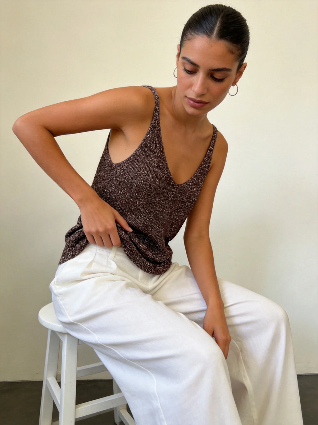 Top tirantes escote pico con brillo en color marrón - Zeyala