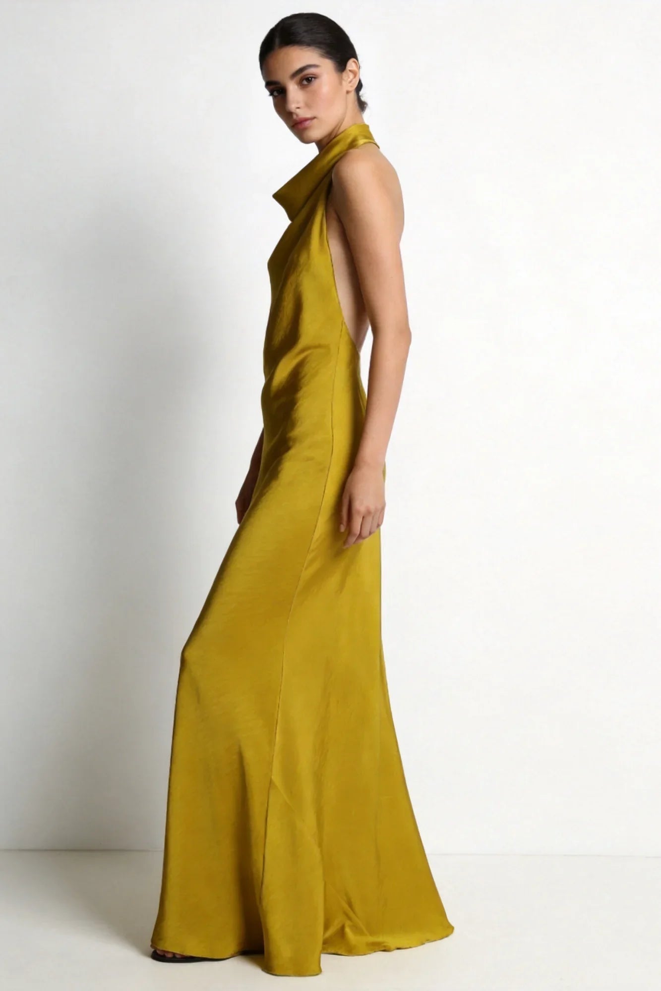 Espalda abierta con cuello halter de vestido satinado 