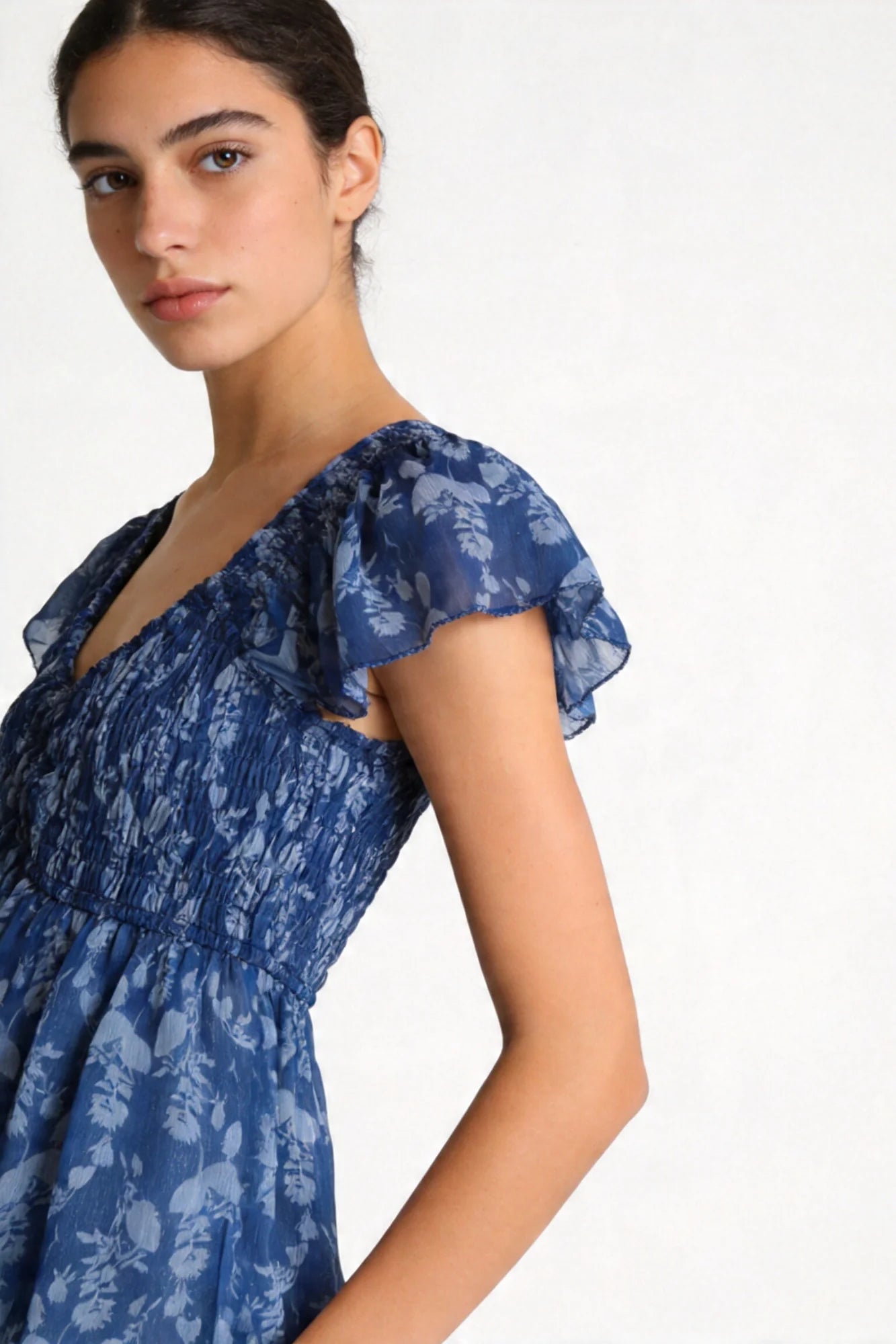 Detalle escote pico y volantes blusa estampada azul navy nido de abeja - Zeyala