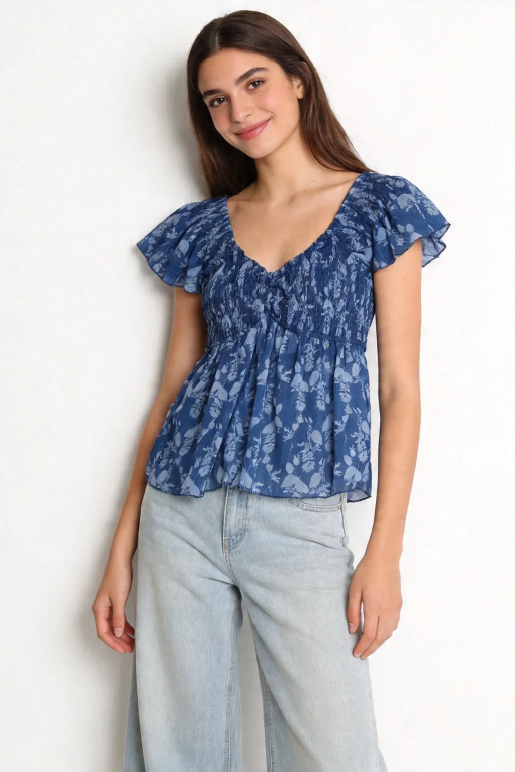 Blusa estampada azul navy con escote pico y manga corta con volante, vista frontal