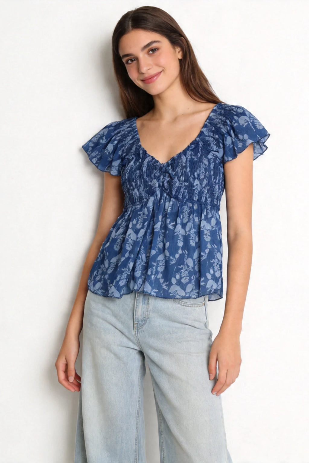 Blusa estampada azul navy escote pico manga corta con volantes - Zeyala