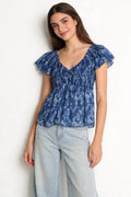 Blusa estampada azul navy escote pico manga corta con volantes - Zeyala