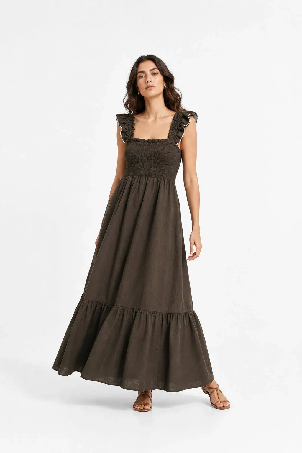 Vestido Largo Vivian marrón pose - vestido midi con tirantes de volante - Zeyala